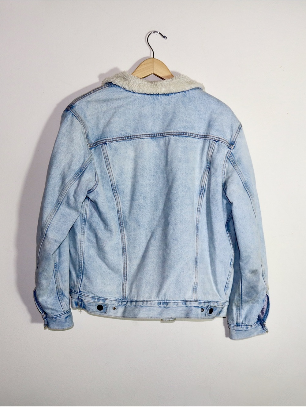 Levi's Type Iii Sherpa Trucker Jacket in Kentucky Blue Sherpa (Light Wash) - Picture 5 of 15